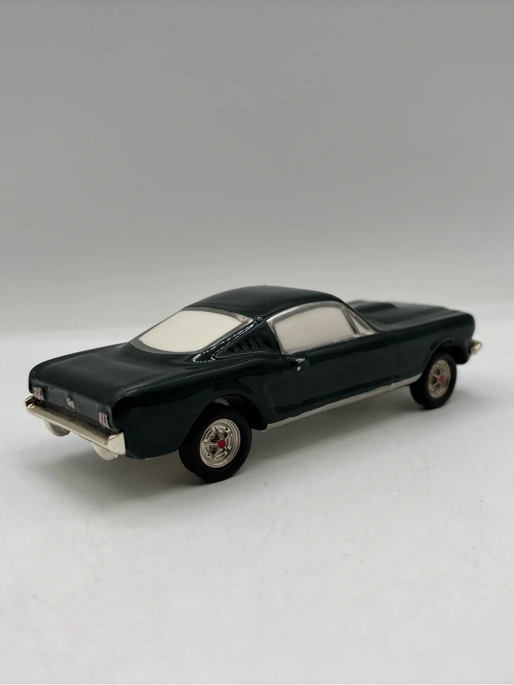 Dept 56 2004 Vintage SVCC 1965 Ford Mustang 2+ 2 Fastback Custom 56.55537 Retire